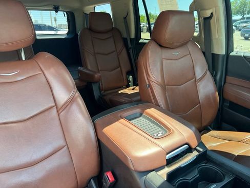Used 2018 Cadillac Escalade Premium Luxury AWD/4WD image 28