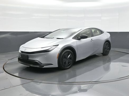 Certified 2024 Toyota Prius LE FWD image 3