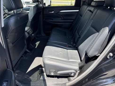 Used 2017 Toyota Highlander XLE AWD/4WD image 28