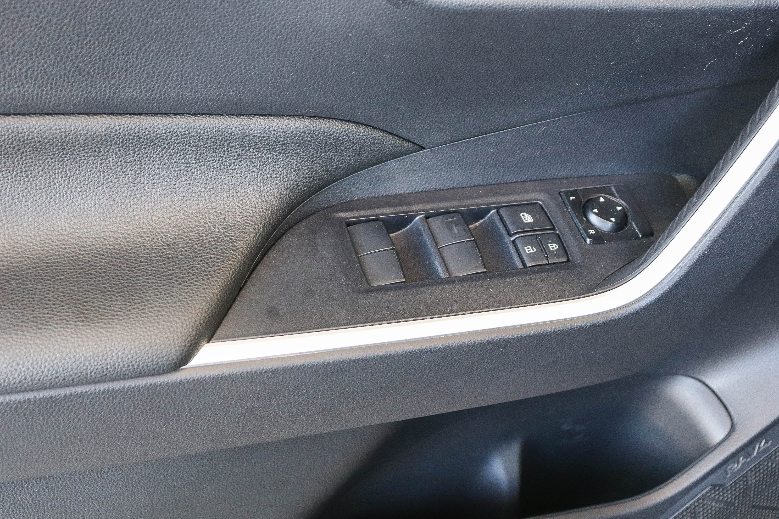 Used 2025 Toyota RAV4 LE AWD/4WD image 21