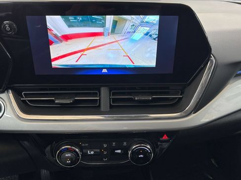 Used 2025 Chevrolet Trax LT FWD image 17