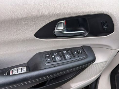 Used 2020 Chrysler Pacifica Limited image 19