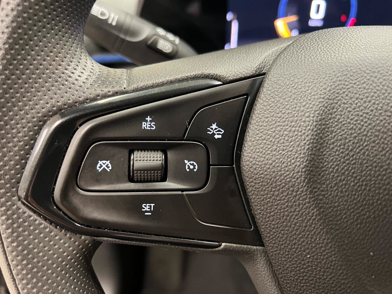 Used 2025 Chevrolet Trax LT FWD image 33