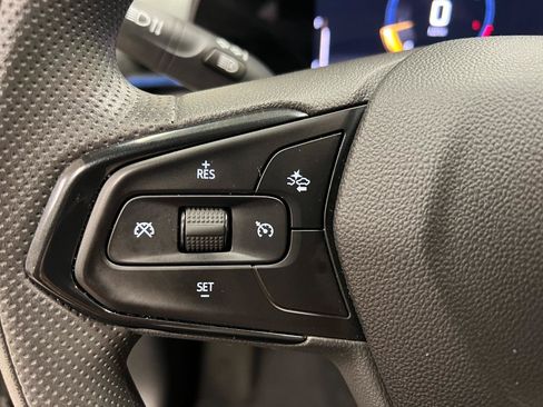 Used 2025 Chevrolet Trax LT FWD image 33