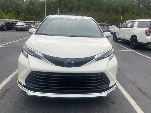 Used 2021 Toyota Sienna XLE FWD image 2