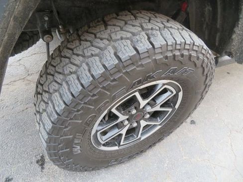 Used 2024 Jeep Gladiator Rubicon w/ Technology Group image 17