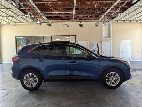 Used 2022 Ford Escape SE FWD image 3