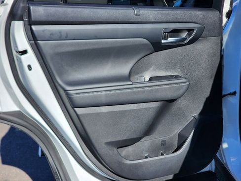 Used 2023 Toyota Highlander XLE image 23