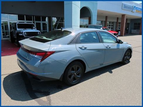 Used 2022 Hyundai Elantra SEL w/ Convenience Package FWD image 7