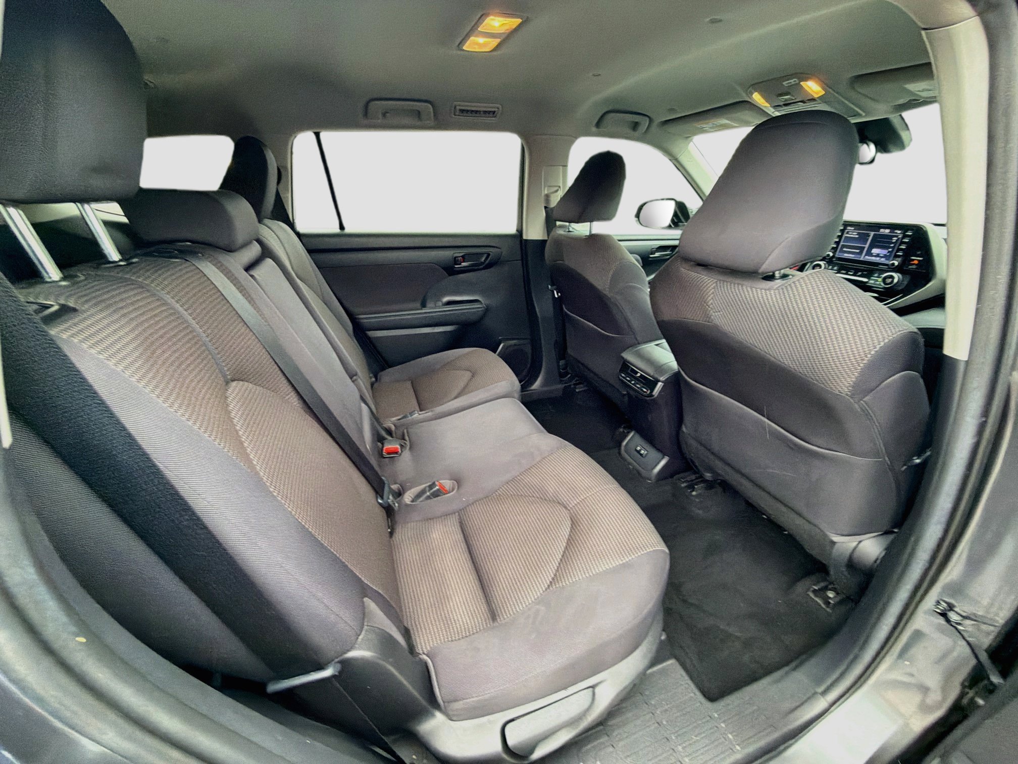 Used 2020 Toyota Highlander L FWD image 28