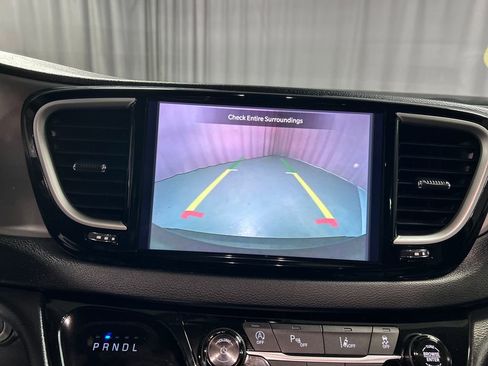 Used 2025 Chrysler Pacifica Select image 18