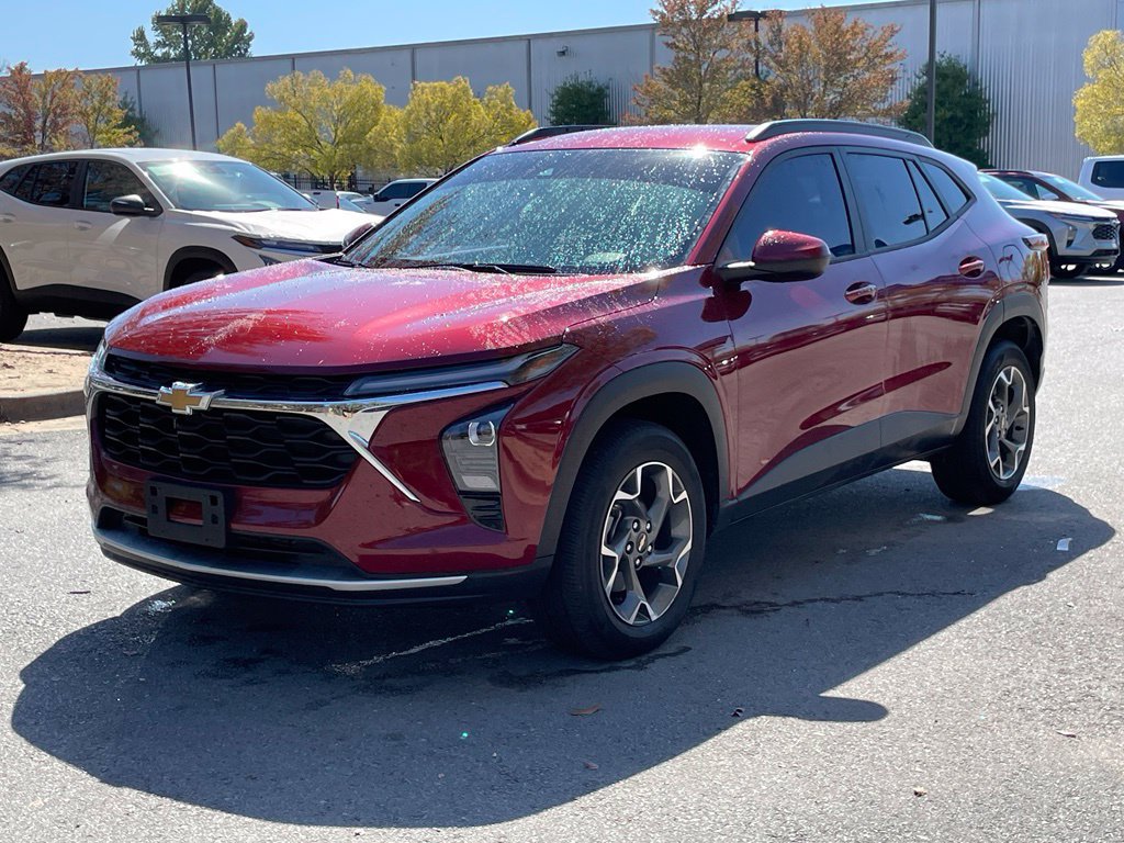 Used 2025 Chevrolet Trax LT w/ Driver Confidence Package FWD image 3