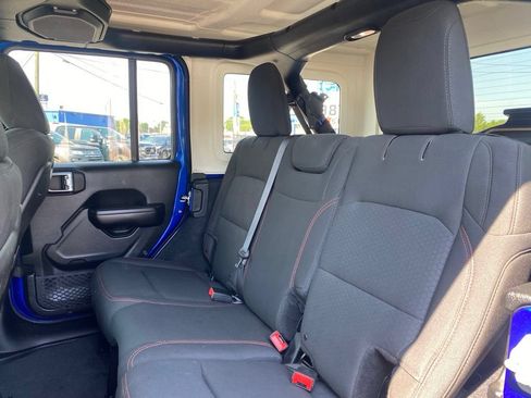 Used 2018 Jeep Wrangler Unlimited Rubicon w/ Dual Top Group AWD/4WD image 17