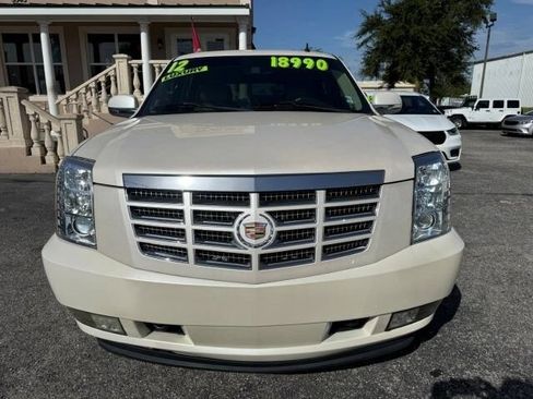 Used 2012 Cadillac Escalade Luxury RWD image 2