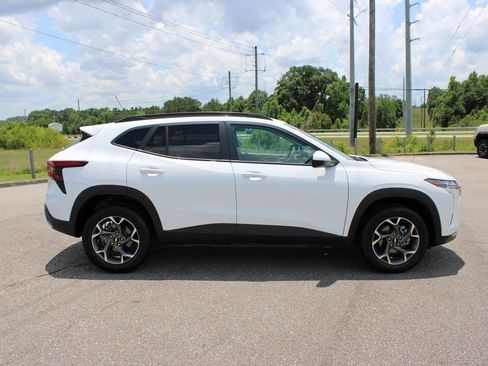Used 2025 Chevrolet Trax LT FWD image 6