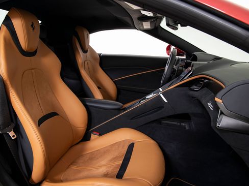 Certified 2025 Ferrari Roma Spider RWD image 12