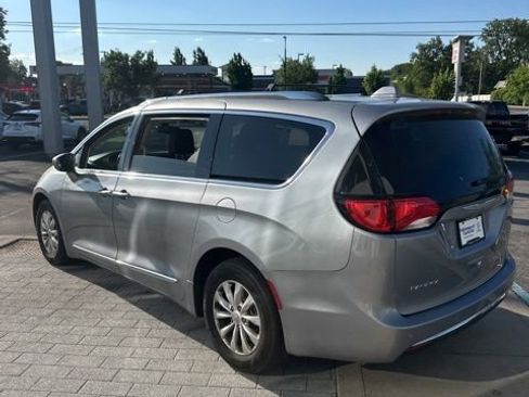 Used 2018 Chrysler Pacifica Touring-L FWD image 11