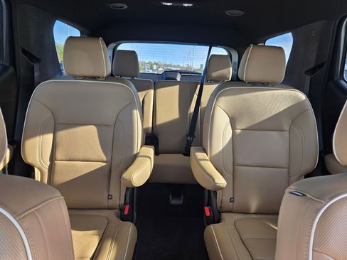 Used 2023 Chevrolet Traverse Premier image 13