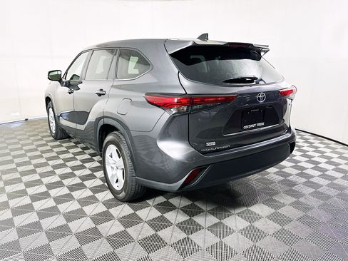 Used 2023 Toyota Highlander LE FWD image 5