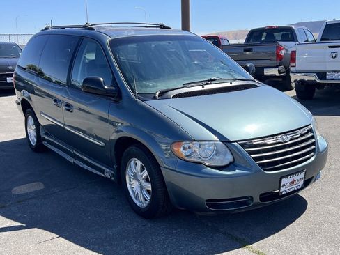 Used 2005 Chrysler Town & Country Touring FWD image 6