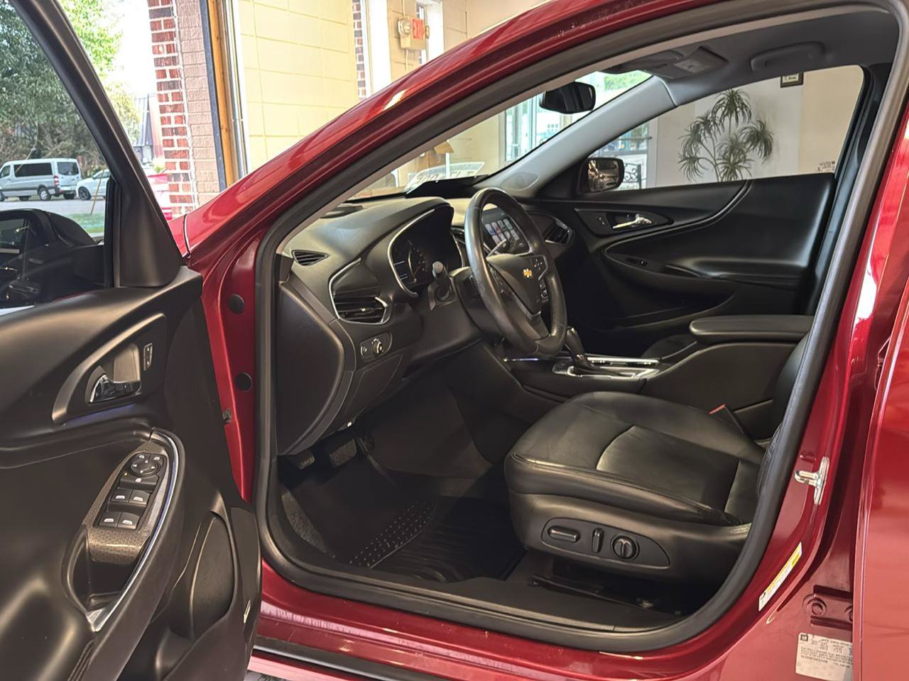 Used 2017 Chevrolet Malibu LT w/ Leather Package FWD image 7