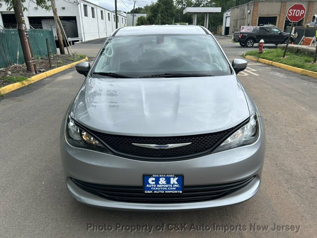 Used 2020 Chrysler Voyager L FWD image 4