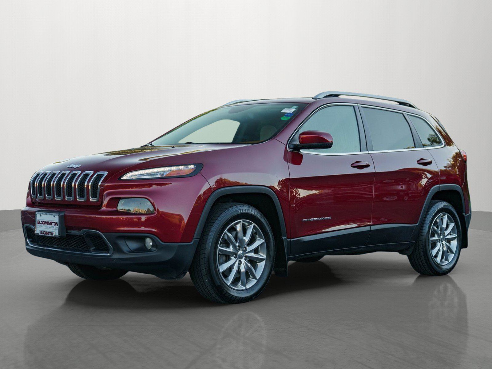 Used 2016 Jeep Cherokee Limited w/ Luxury Group AWD/4WD image 3