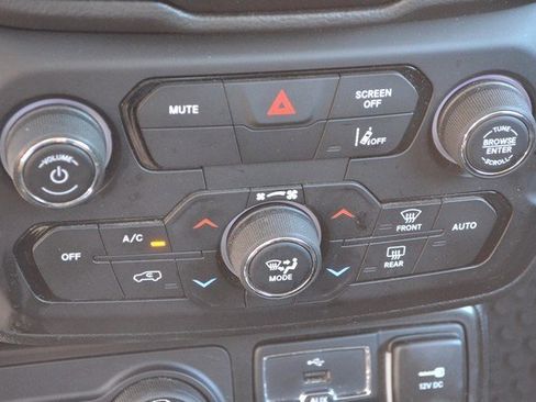 Used 2023 Jeep Renegade Latitude image 31