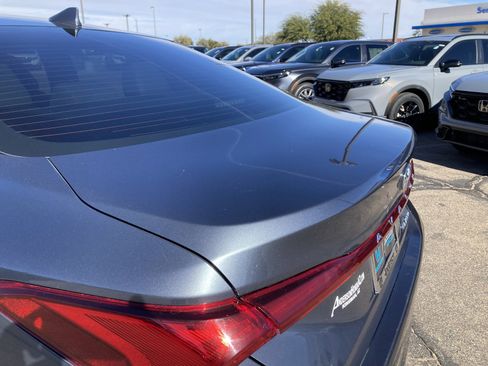 Used 2022 Toyota Avalon Limited image 8