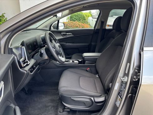 Used 2025 Kia Sportage LX FWD image 25