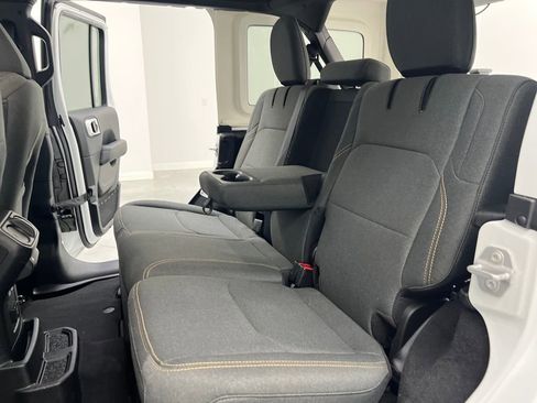 Used 2025 Jeep Wrangler Unlimited Sahara image 13