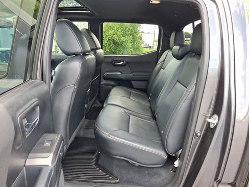Used 2018 Toyota Tacoma TRD Sport AWD/4WD image 11