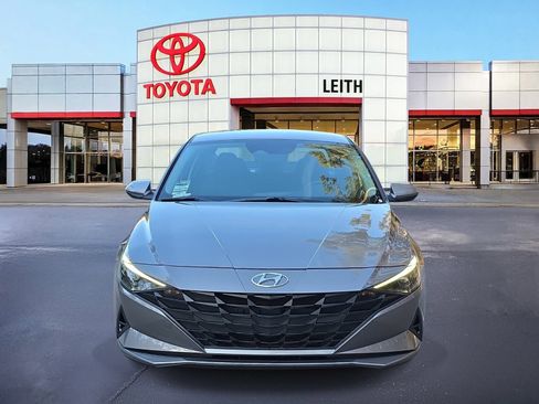 Used 2023 Hyundai Elantra SE image 2