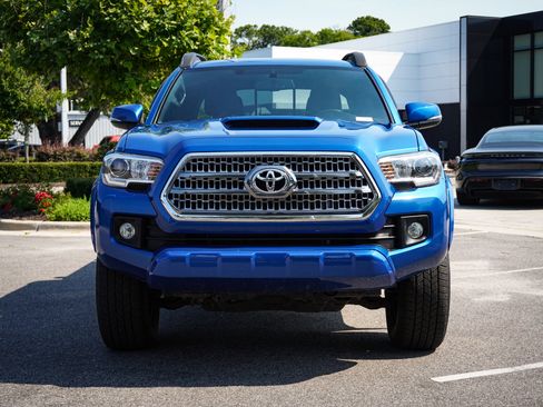 Used 2017 Toyota Tacoma TRD Sport w/ Tow Package AWD/4WD image 5