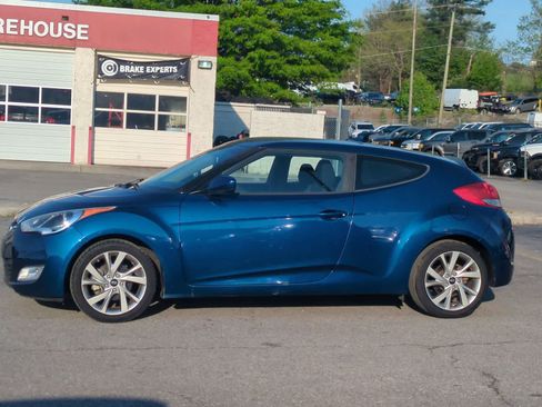 Used 2017 Hyundai Veloster FWD image 5