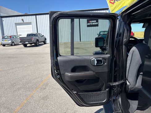 Used 2025 Jeep Wrangler Unlimited Sahara AWD/4WD image 24