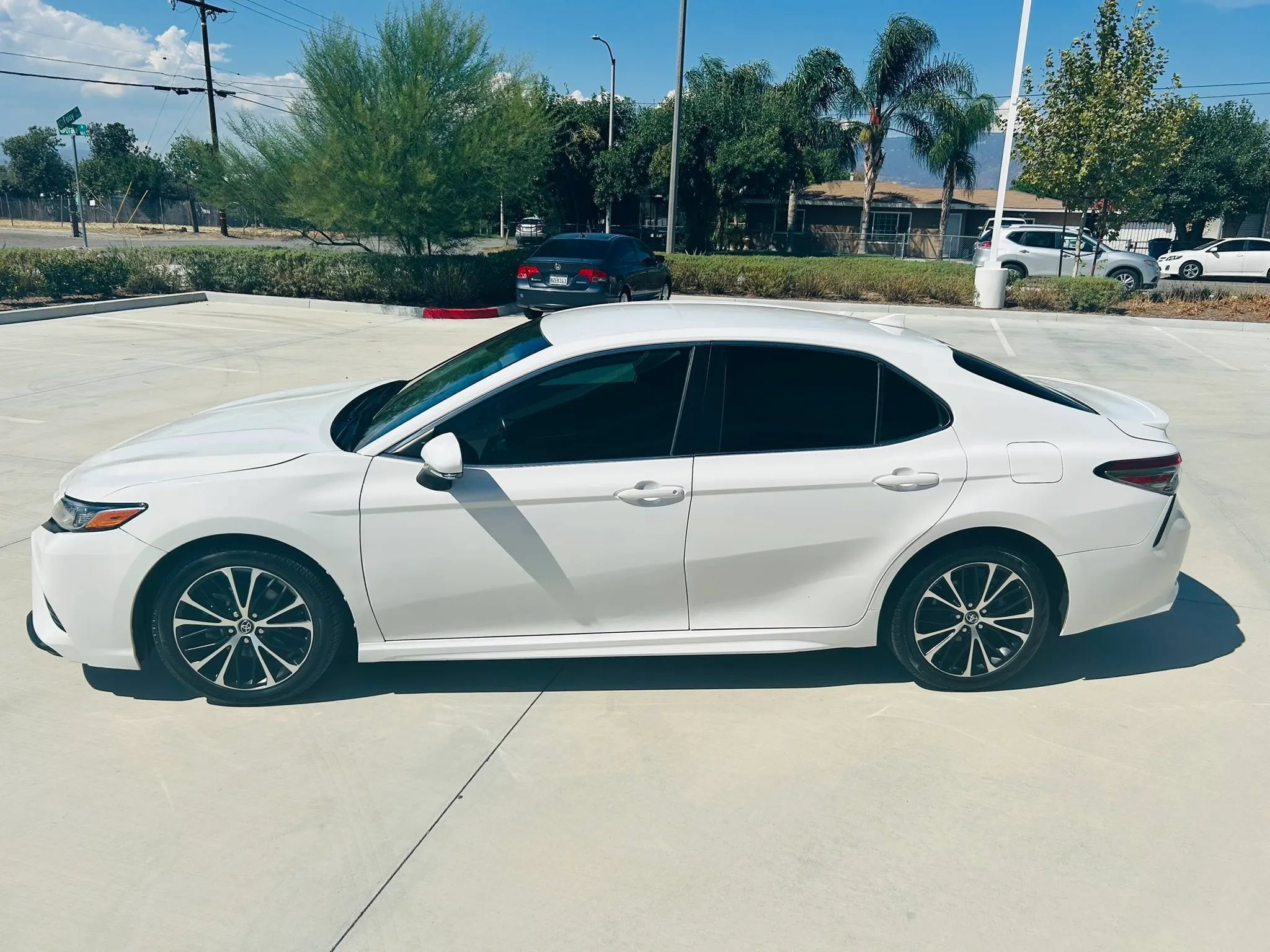 Used 2019 Toyota Camry SE w/ Convenience Package FWD image 5