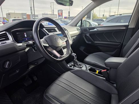Used 2023 Volkswagen Tiguan SE image 9