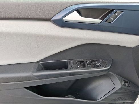 Used 2023 Volkswagen Taos SE w/ Black Wheel Package image 14