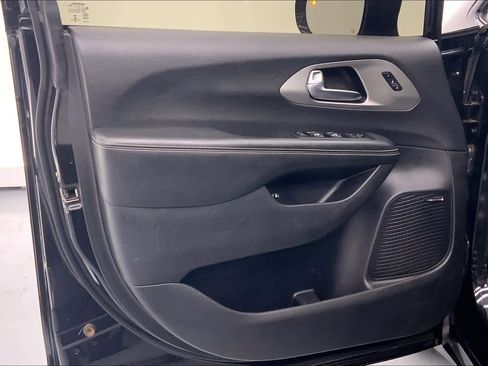 Used 2021 Chrysler Pacifica Limited w/ Uconnect Theater Family Group image 17