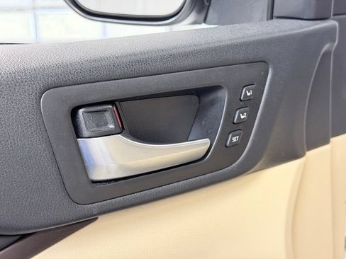 Used 2019 Toyota Highlander Limited FWD image 9