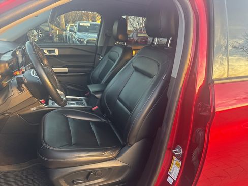 Used 2022 Ford Explorer XLT w/ Equipment Group 202A image 7