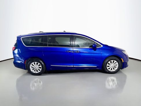 Used 2018 Chrysler Pacifica Touring-L FWD image 11