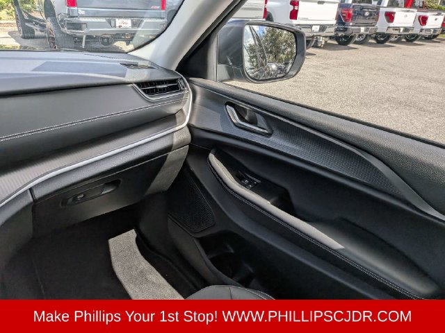 Used 2023 Jeep Grand Cherokee Laredo RWD image 17