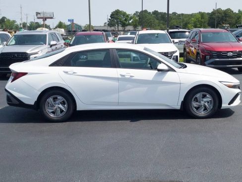 New 2026 Hyundai Elantra SE FWD image 4
