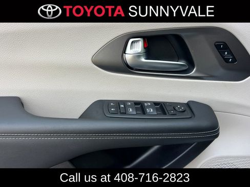 Used 2023 Chrysler Pacifica Touring-L image 15