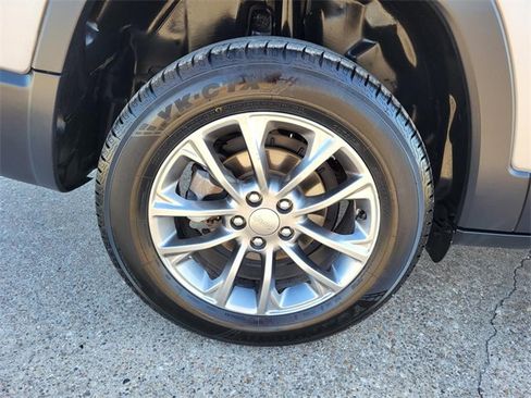 Used 2020 Jeep Cherokee Latitude Plus image 30