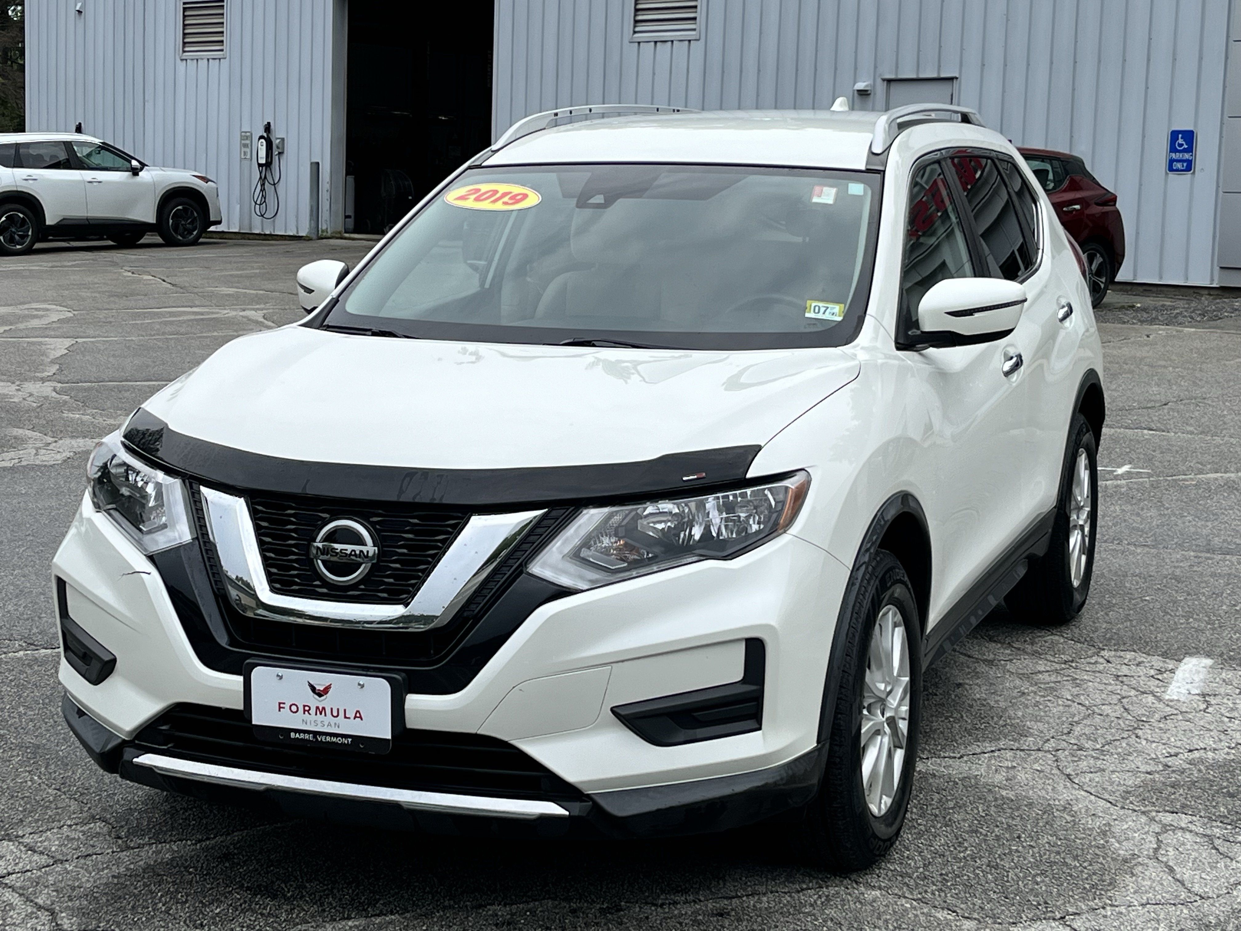 Used 2019 Nissan Rogue SV AWD/4WD image 3