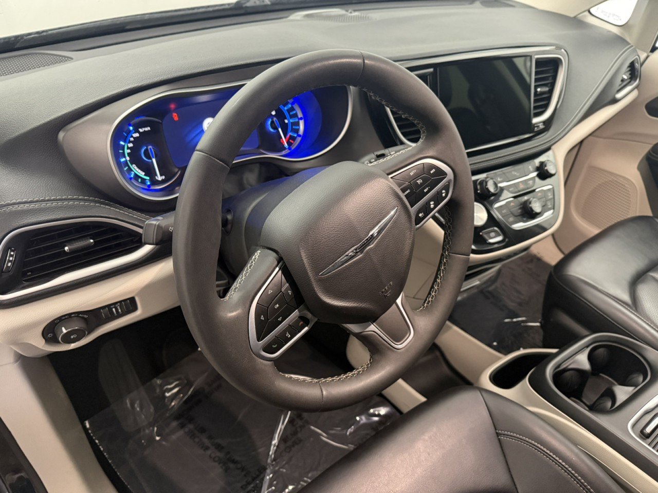 Used 2023 Chrysler Pacifica Touring-L FWD image 17