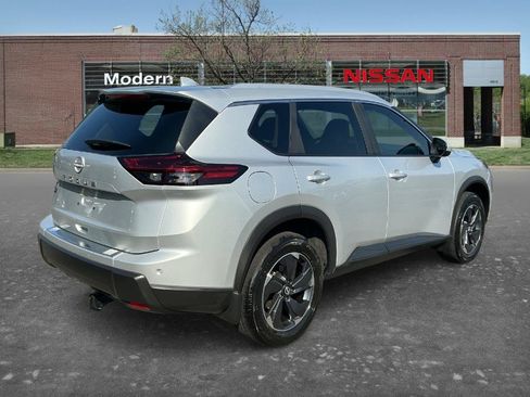 Certified 2025 Nissan Rogue SV w/ SV Premium Package FWD image 4